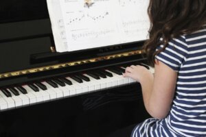 Free women playing piano image