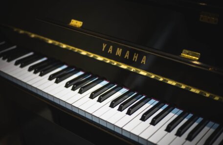 black yamaha piano